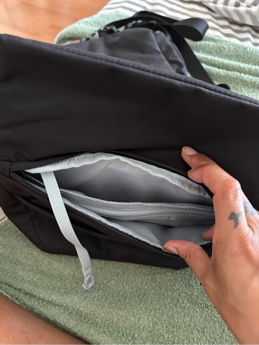 Thule Black Sling Bag with Adjustable Crossbody Strap - Picture 7 of 8